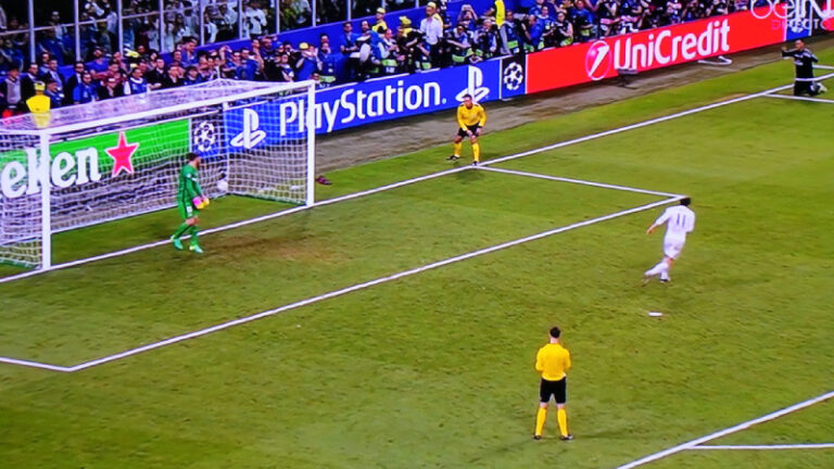 Jugador lanzando tiro a puerta en una tanda de penaltis
